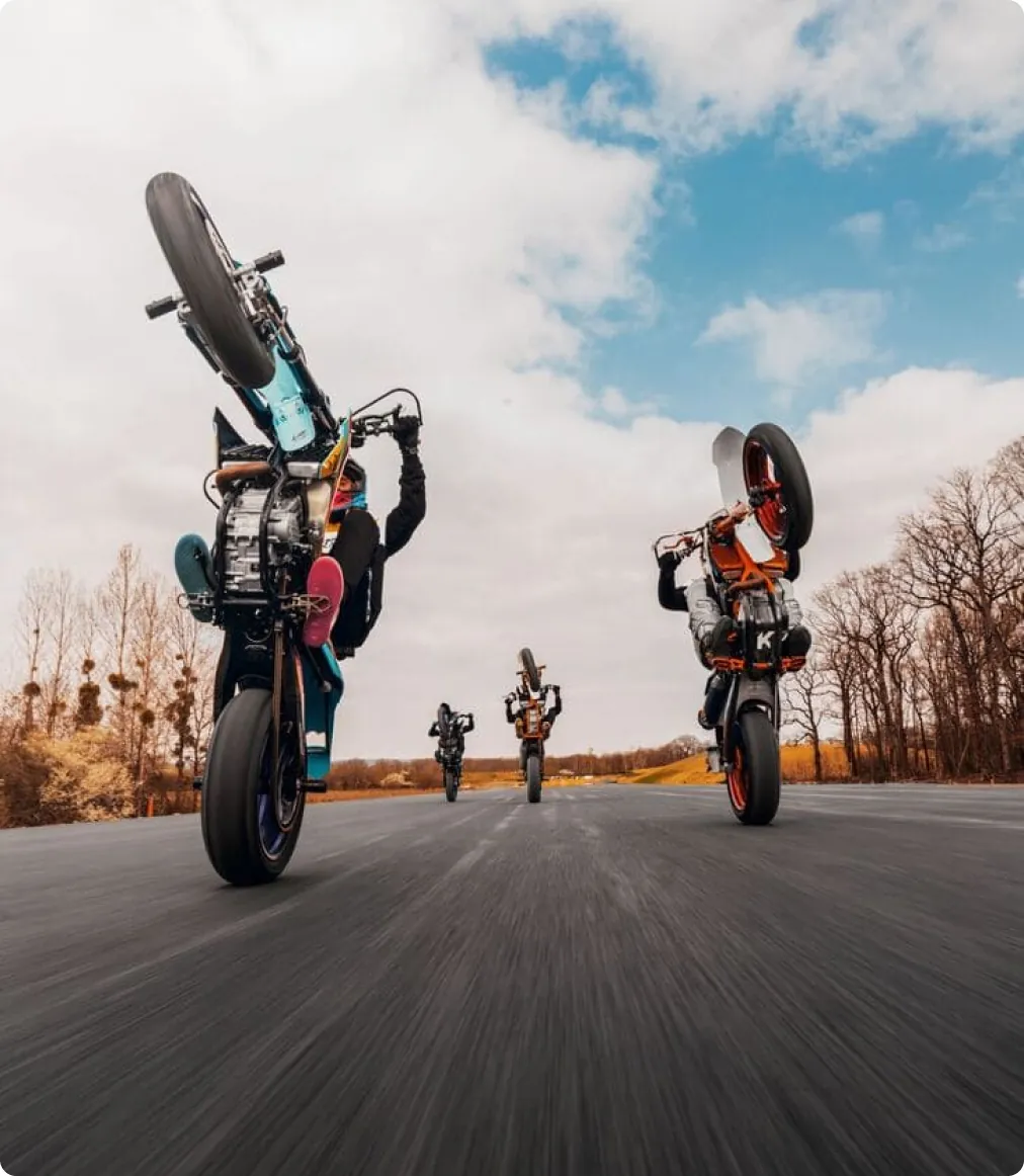 Motos sur la route réalisant des wheelings